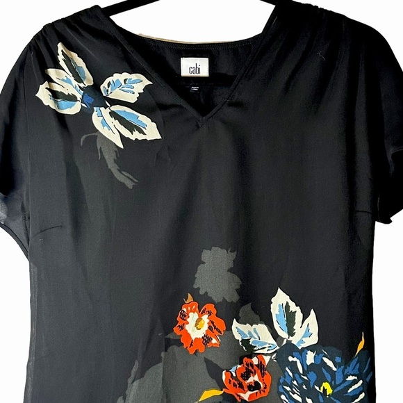 CAbi Size XS Fiore Tunic Top Sheer Blouse Pullover Curved Hem Black Floral #5020 - Picture 3 of 13